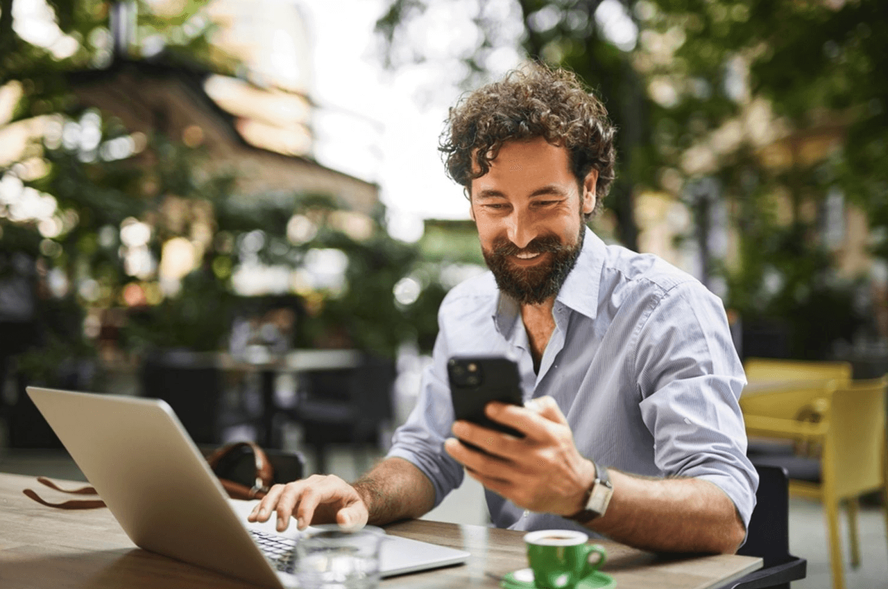 Man bekijkt zijn smartphone voor klantenservicecontact