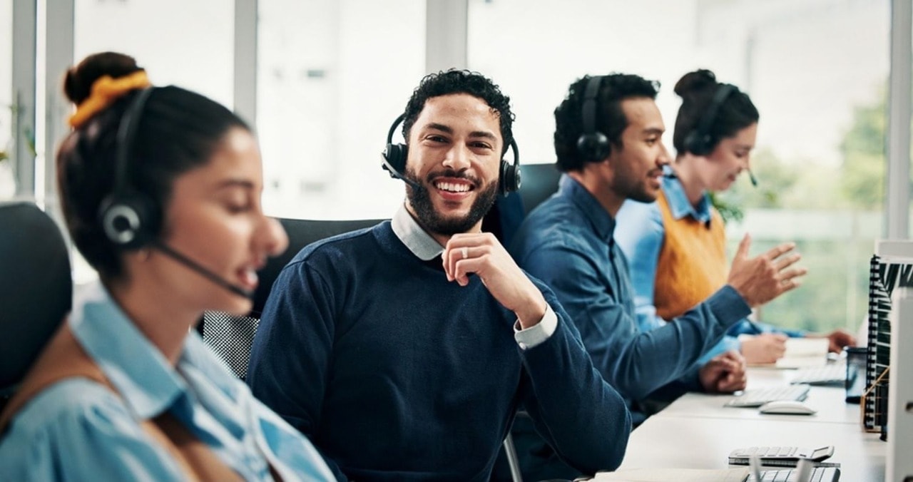Connect Inn klantenservicemedewerkers met headset aan het werk