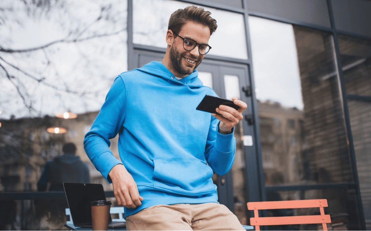 Ondernemer bekijkt zijn administratie via de Connect Inn app op smartphone