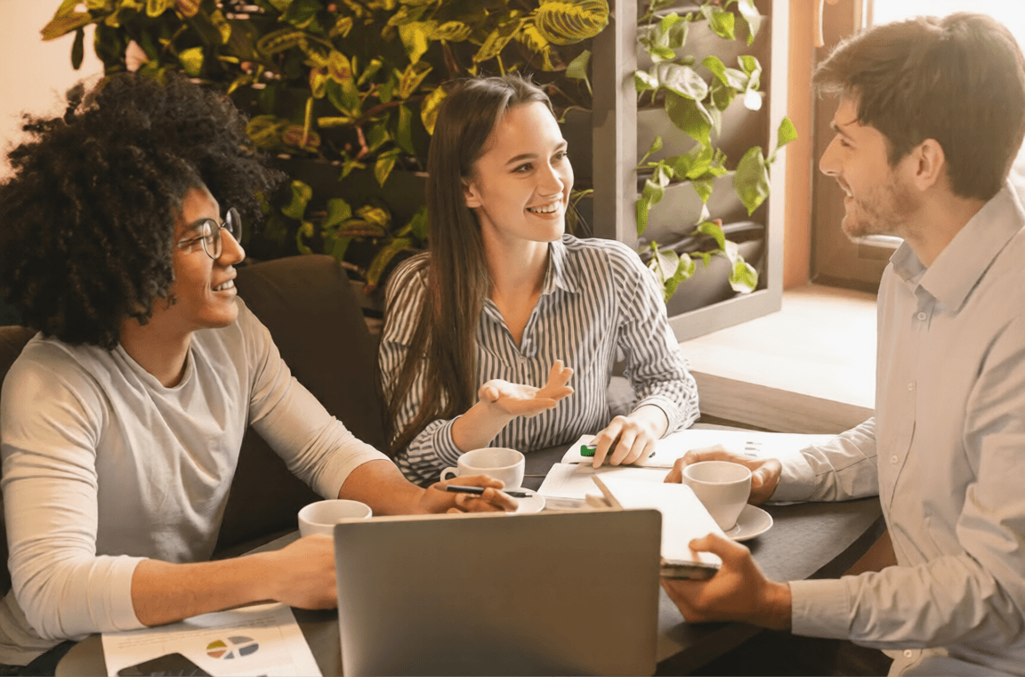 Team bespreekt starten en administratie bij ConnectInn